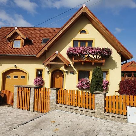 Zlty Dom Vrbov Apartment Exterior photo